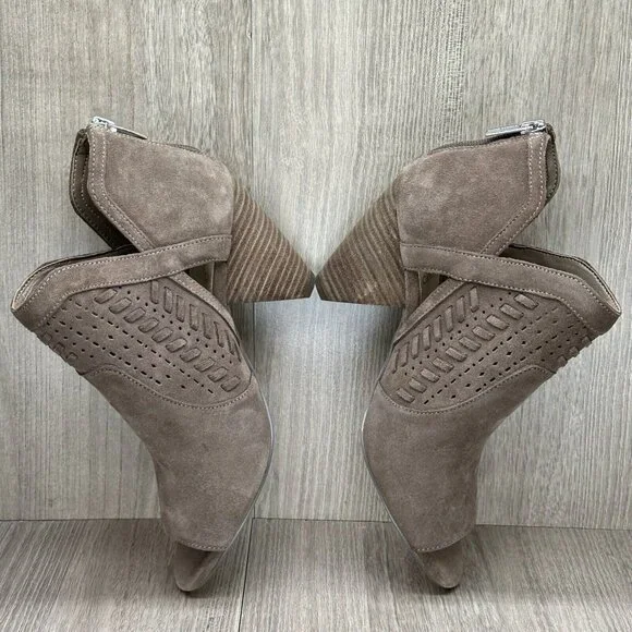 Vince Camuto Sandals Womens Size 8.5M Cone Heel Peep Toe Zip Pump Leather Taupe - Picture 9 of 13
